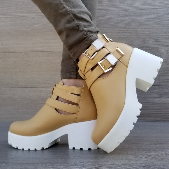 Shoes - 90's Grunge chunky heel beige buckle ankle boot